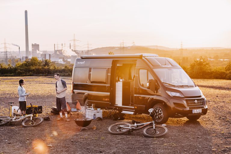 Wohnmobil auf Platz vor Sonnenuntergang