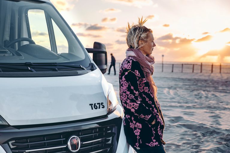 Wohnmobil am Strand zum Sonnenuntergang