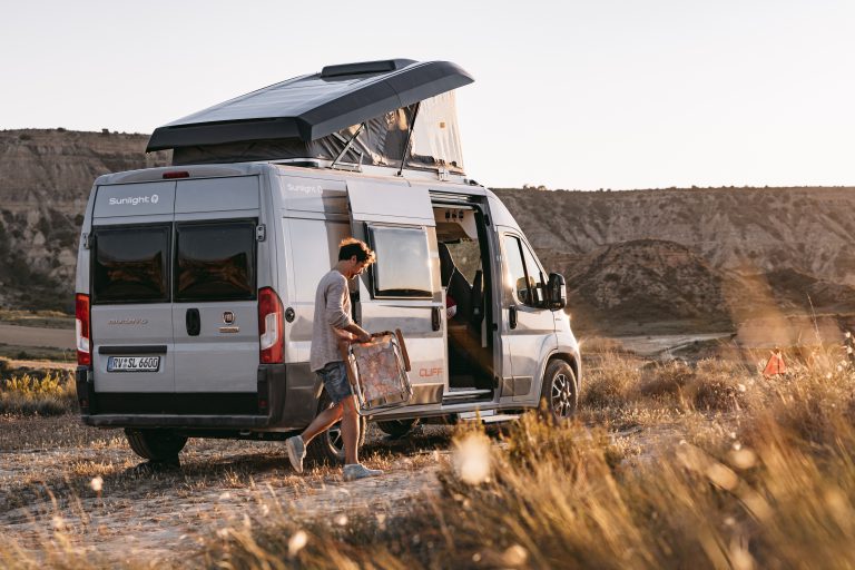 Der SUNLIGHT CLIFF600RT ist ein kleines Wohnmobil mit Toilette mit Aufstelldach, integriertem WC und Dusche. Dieser Camper / Reisemobil ist das optimale Modell für eine Reise in die Natur.