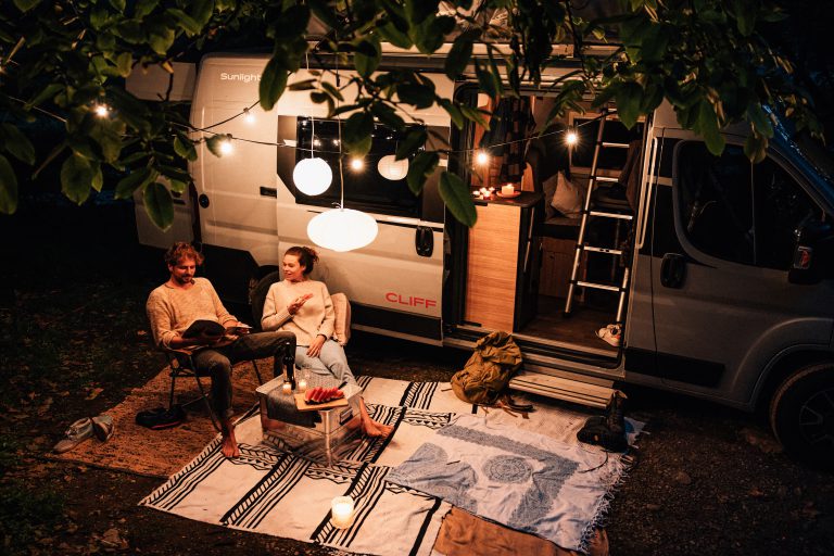 Gemütlich beim Wildcampen in der Natur vor dem Wohnmobil den Abend genießen mit Roadfans