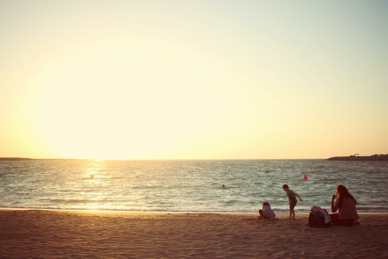 An einem heißen Sommertag am Strand die pure Sonne genießen