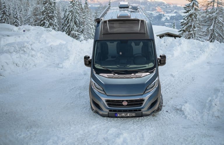 Campingbus mit Aufstelldach im Schnee