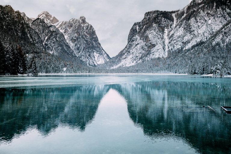 verschneite Berge an einem See