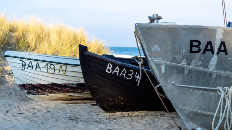 Drei Boote am Strand