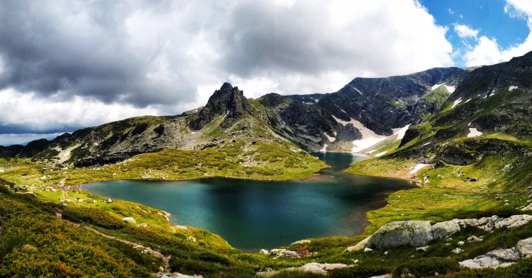 Blauer See in den Bergen Bulgariens