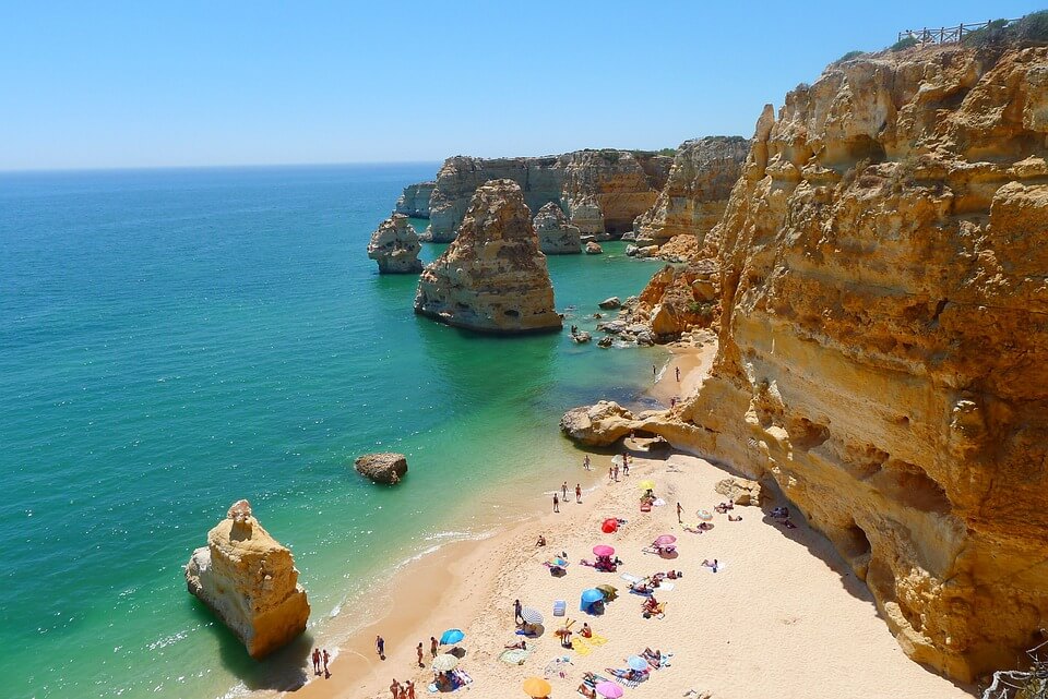 Wohin mit dem Wohnmobil im Mai - Blick auf die Felsformation an der Algarve