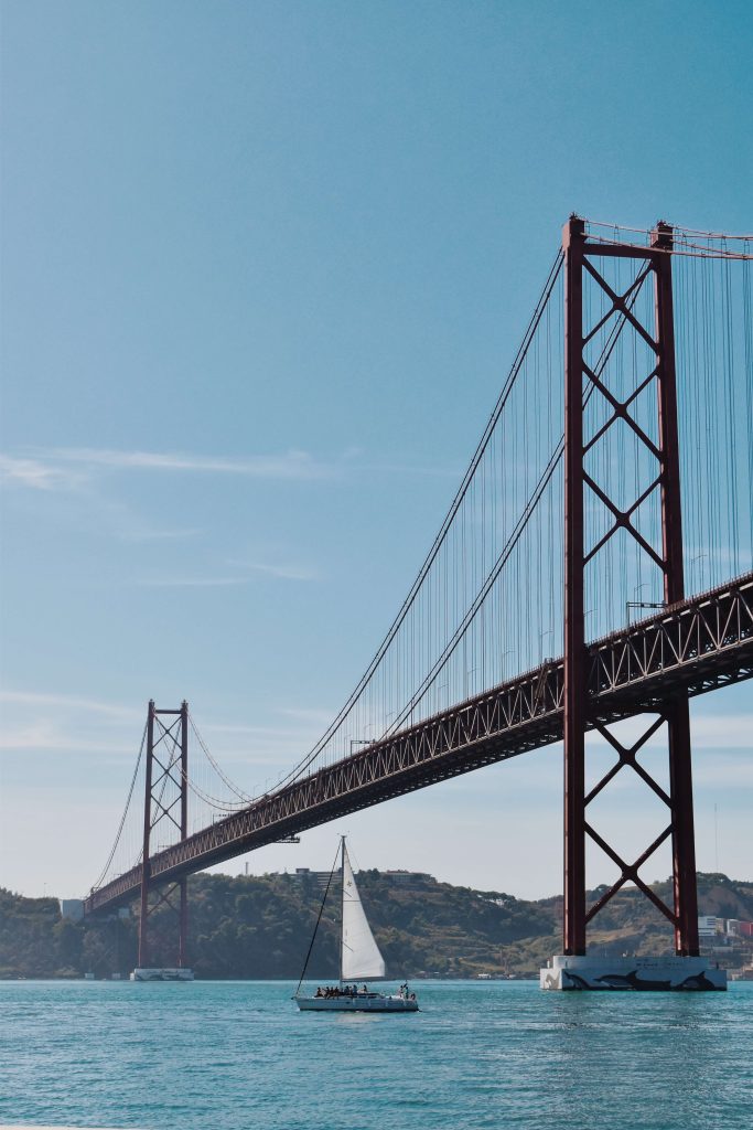 Brücke über dem Meer