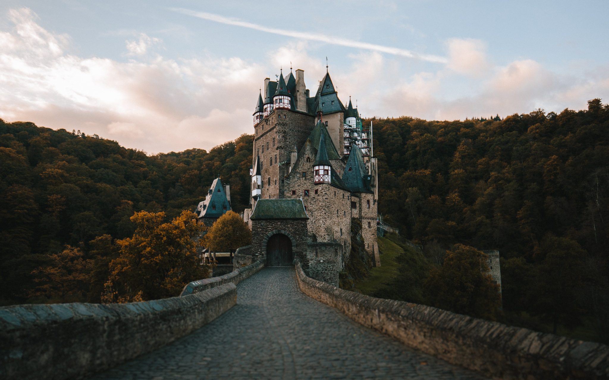 Blick auf Burg Eltz im Hintergrund sind Bäume