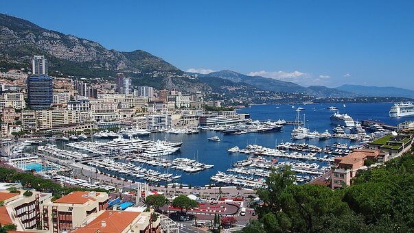 Wohin mit dem Wohnmobil im Mai - Aussicht über die Côte d'Azur