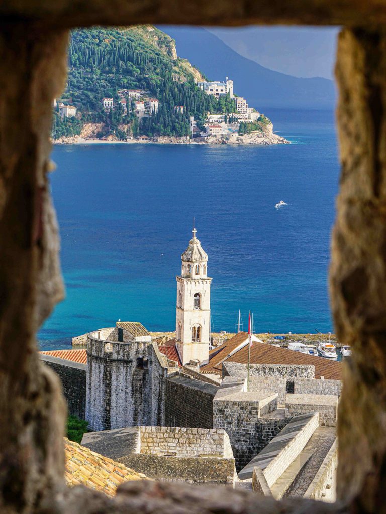 Blick auf Kirche und das Meer 