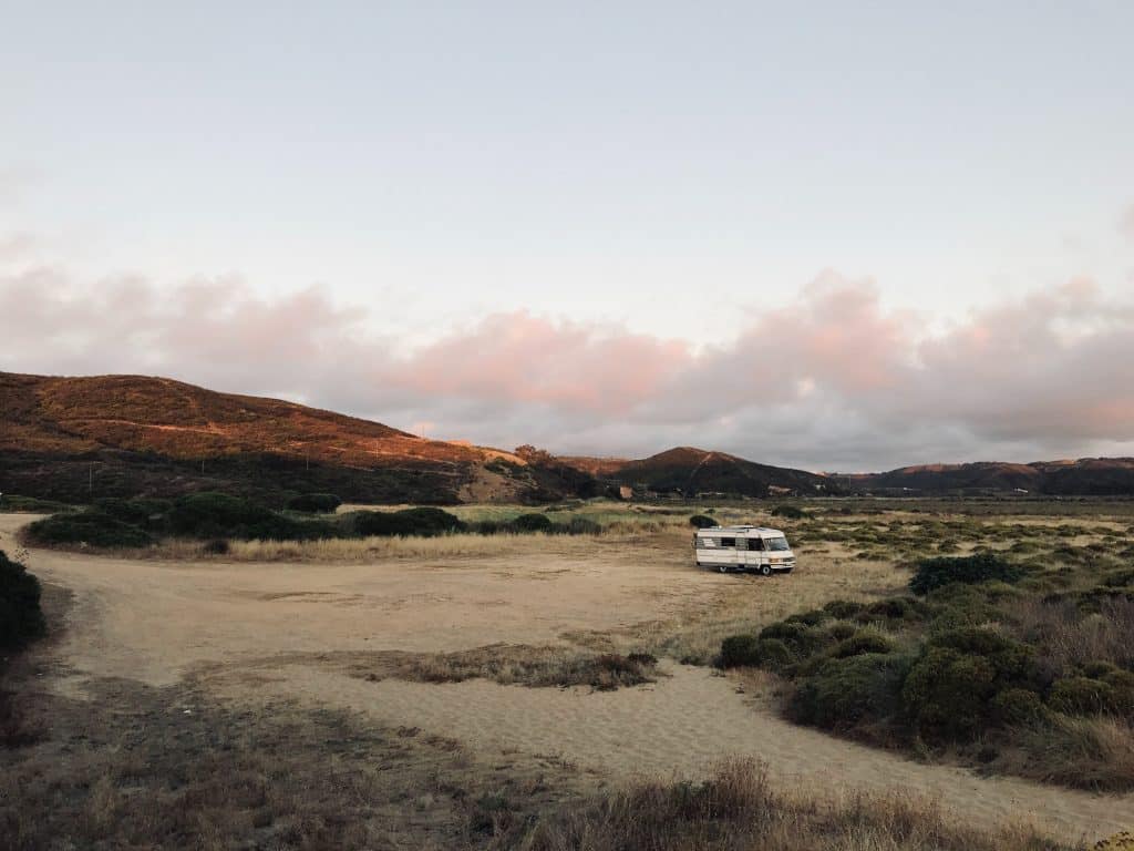 Wohnmobil in Dünen-Landschaft