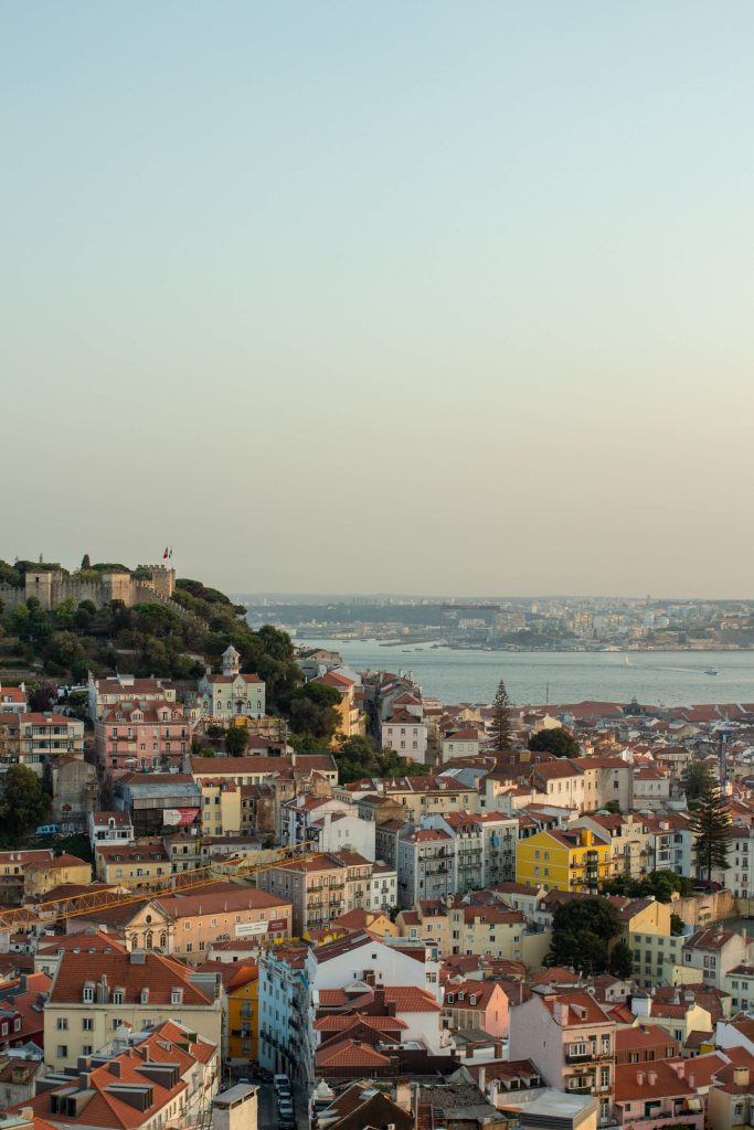 Blick auf die bunten Häuser von Lissabon