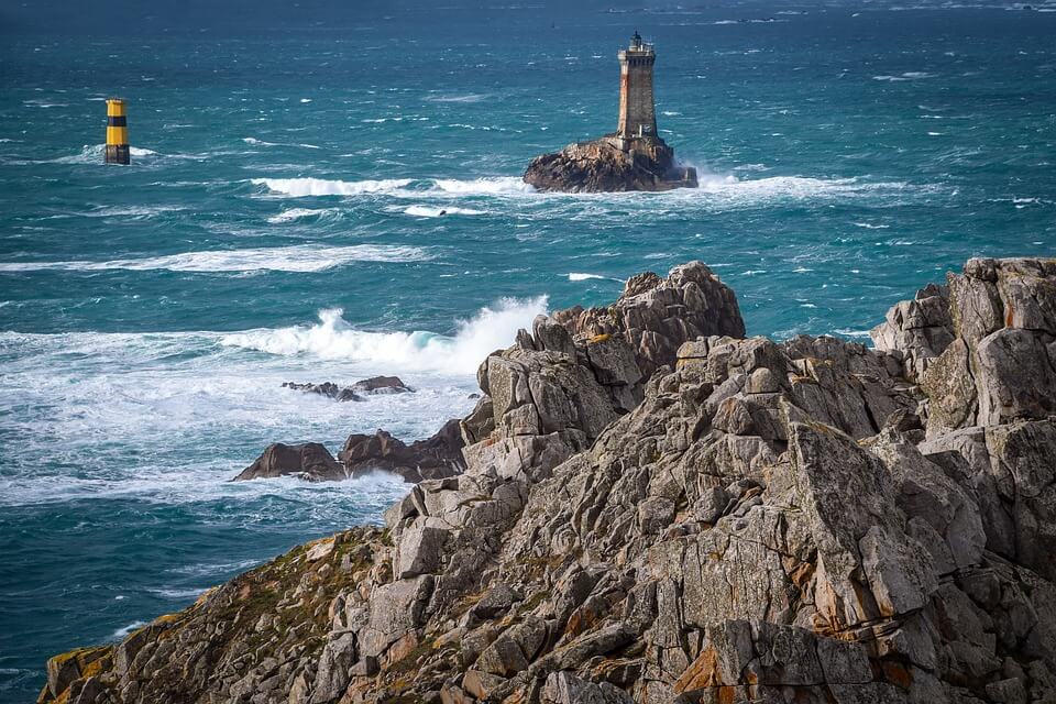 Wohin mit dem Wohnmobil im Mai - Aussicht auf die Klippen am Meer von Pointe du Raz