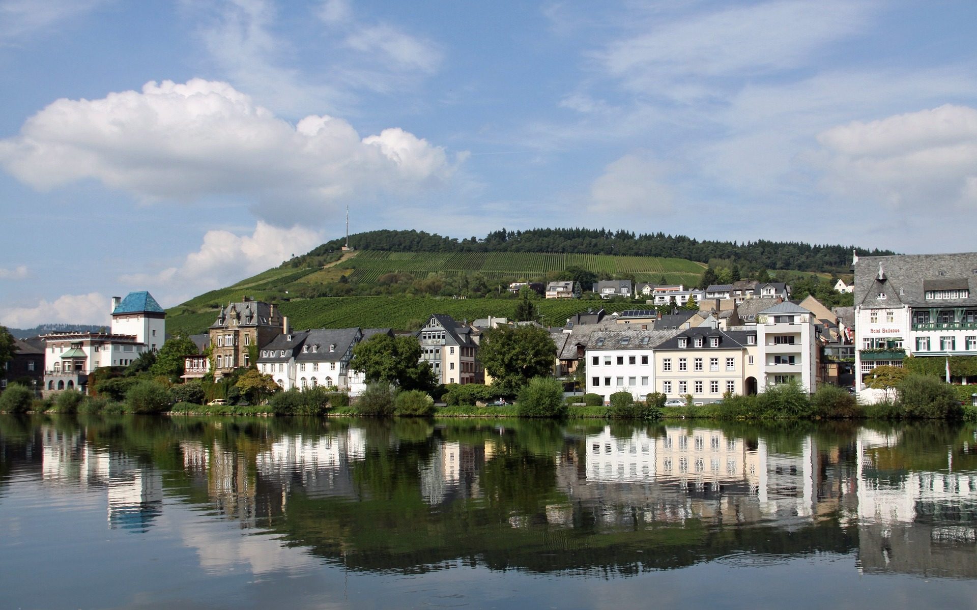 Mosel mit Traben Trabach im Hintergund