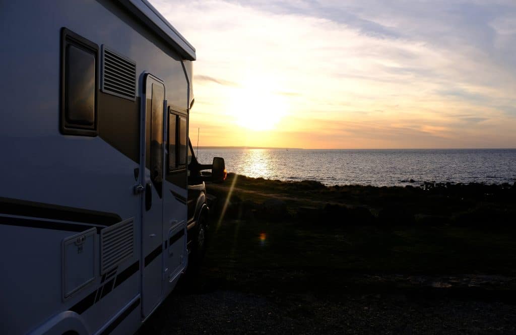 Wohnmobil  im Sonnenuntergang