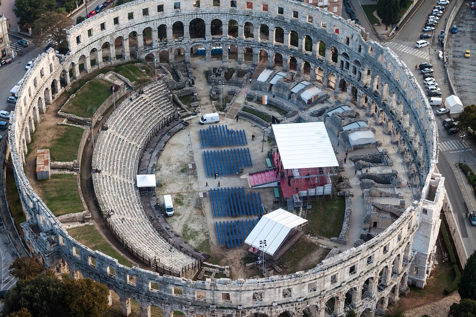 Wo kann man günstig campen? - Vogelperspektive auf das Amphitheater Pula in Kroatien.