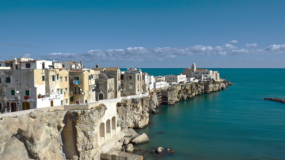 Camping Italien am Meer - Blick auf die Stadt Vieste in Apulien mit dem Meer im Hintergrund