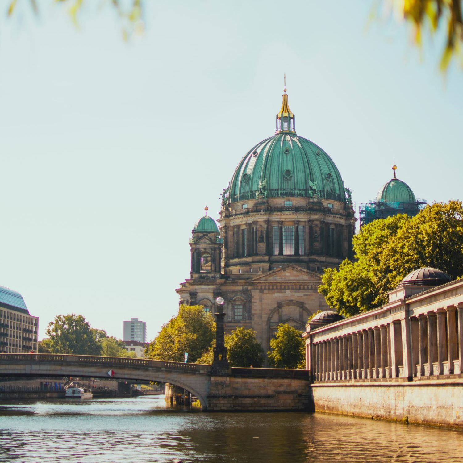 Der Berliner Dom mit einer türkisen Kuppel 