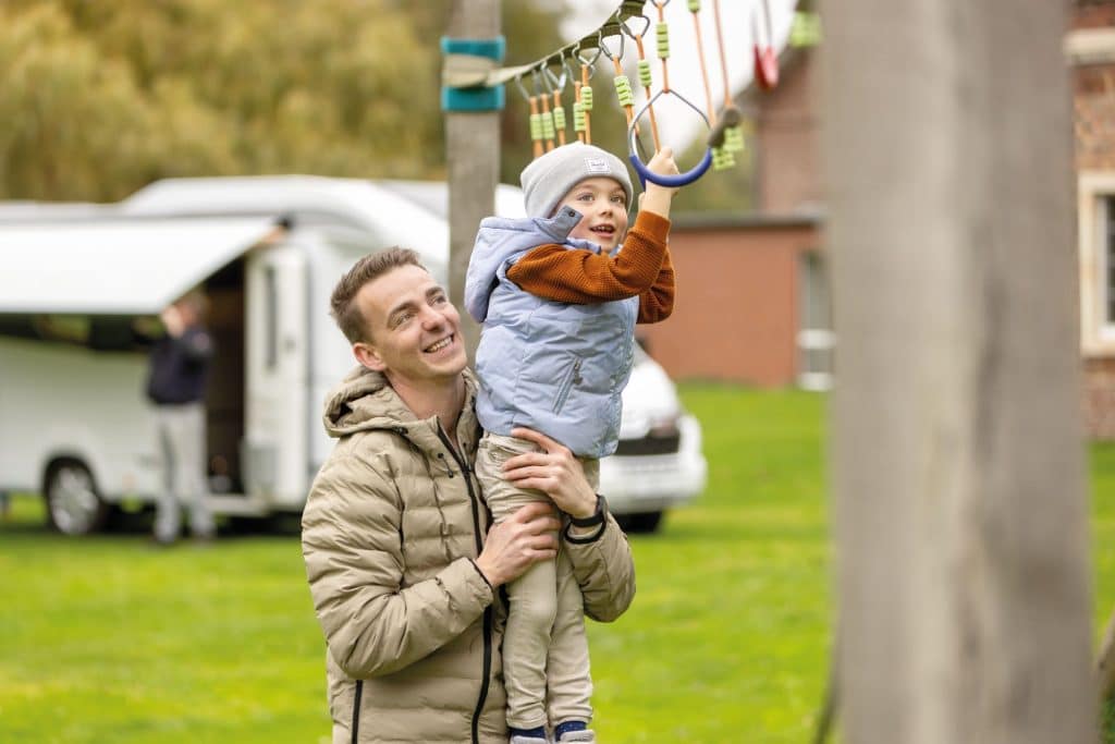 Familiencampingplatz mit Klettergerüst