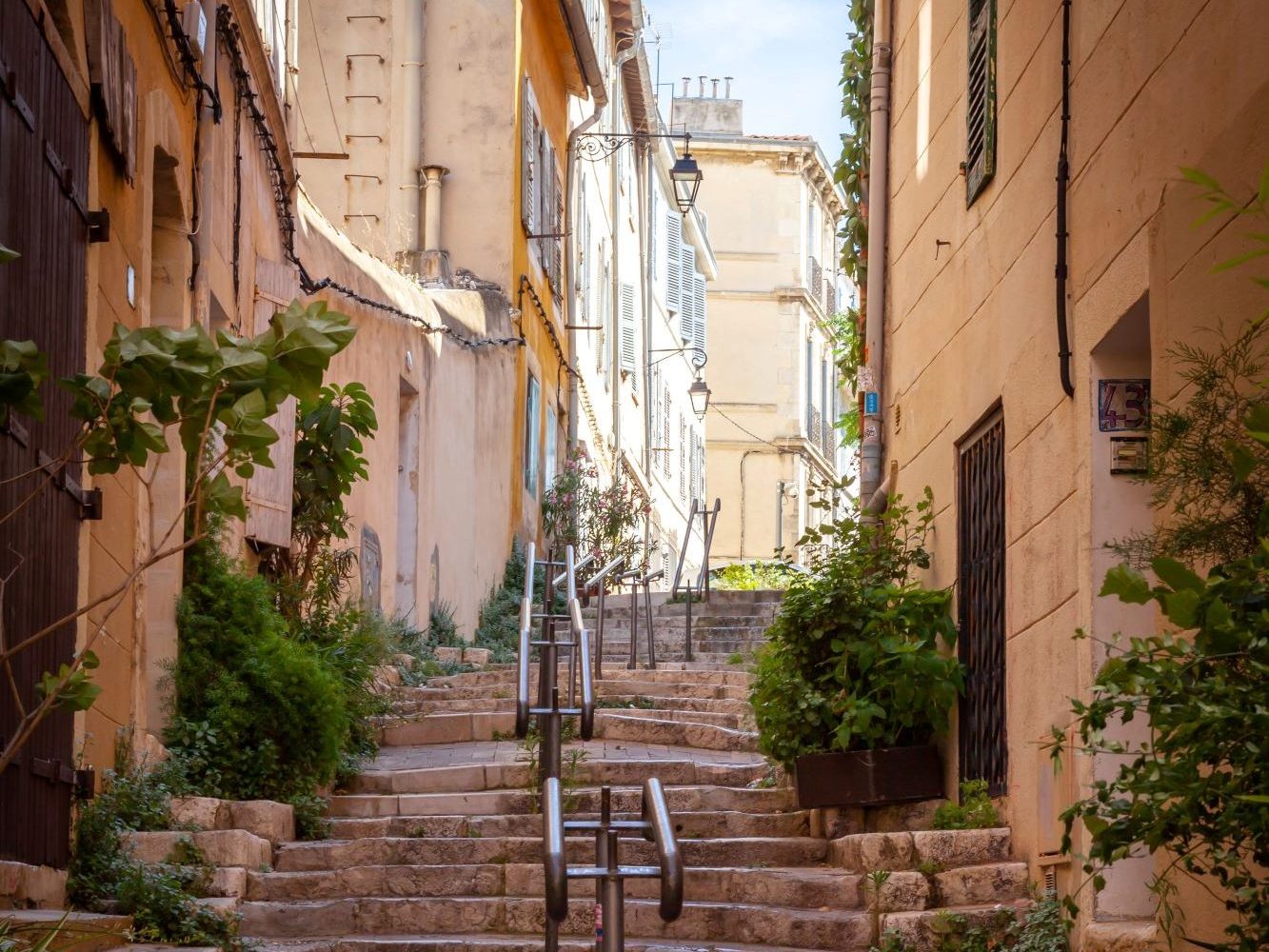 Steintreppe inmitten einer Gasse