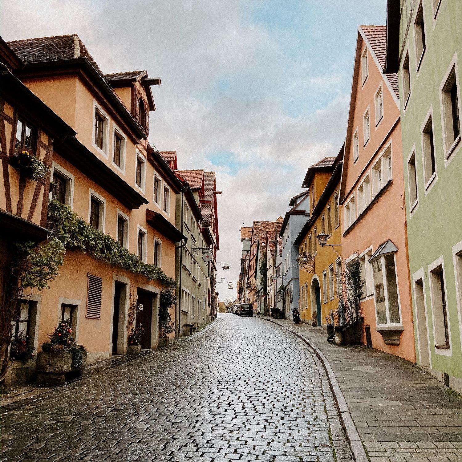 Gasse mit bunten Häusern