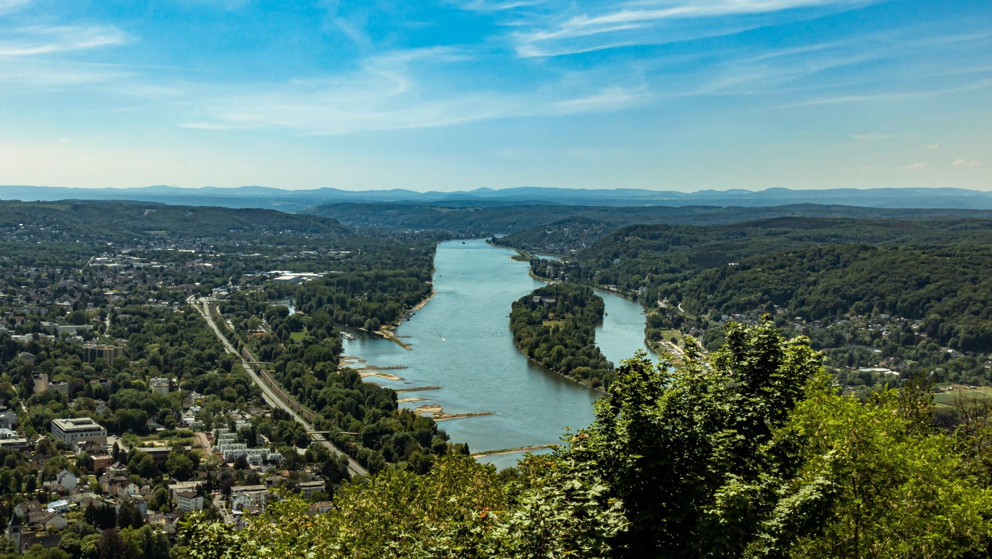 Überblick über die Landschaft in Königswinter mit Wäldern und dem Fluss