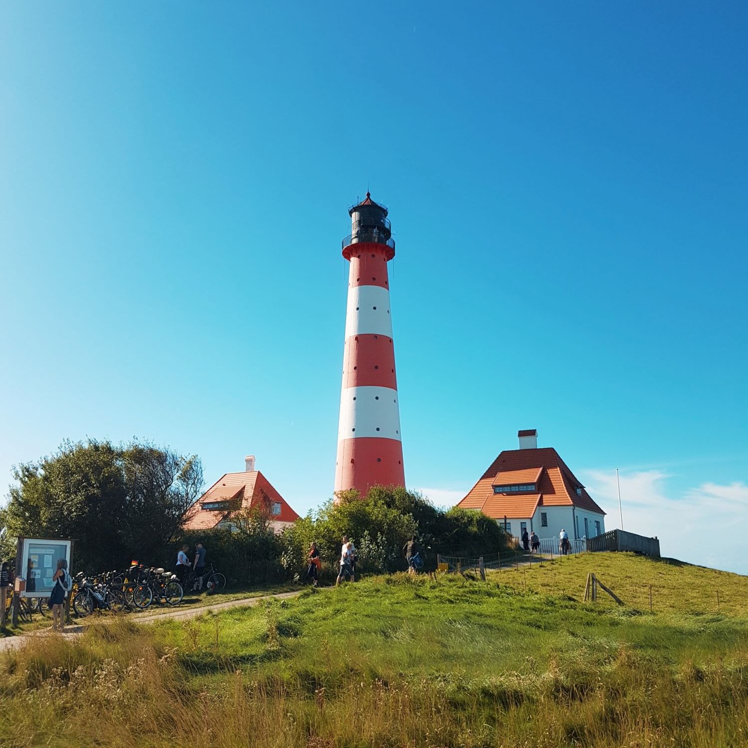 Leuchtturm auf einem Berg 