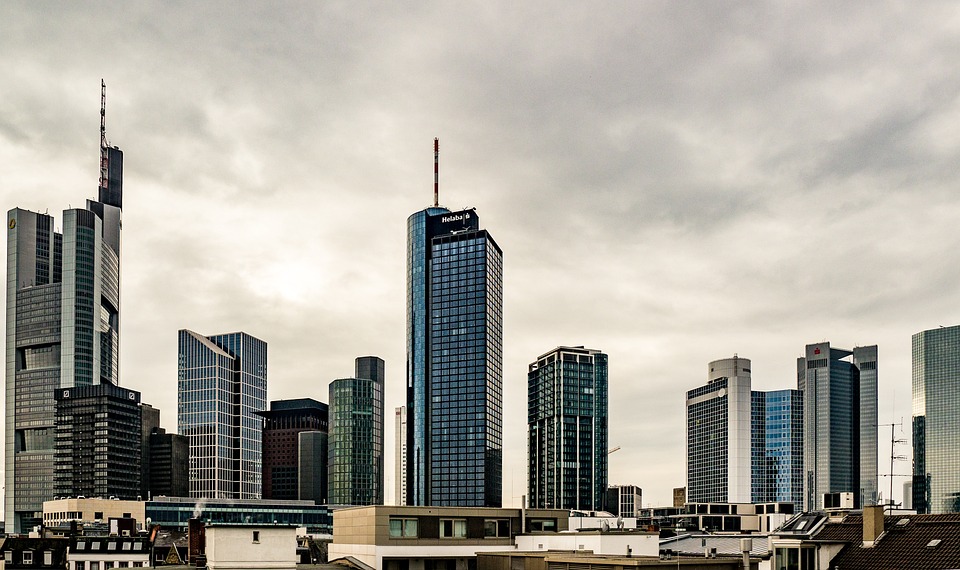 Campingplatz Frankfurt - Aussicht auf den Main Tower und umherliegende Wolkenkratzer