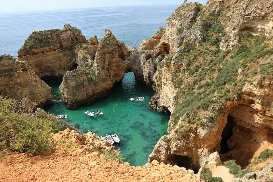 Wo kann man günstig campen? - Aussicht auf die Ponta da Piedade in Portugal.