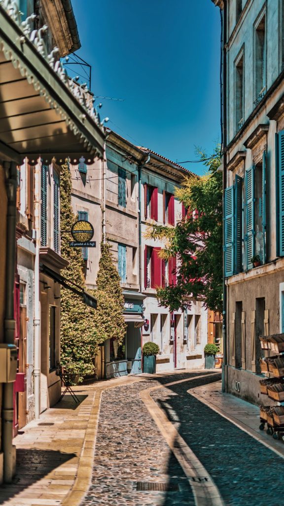 Gasse mit bunten Fensterläden