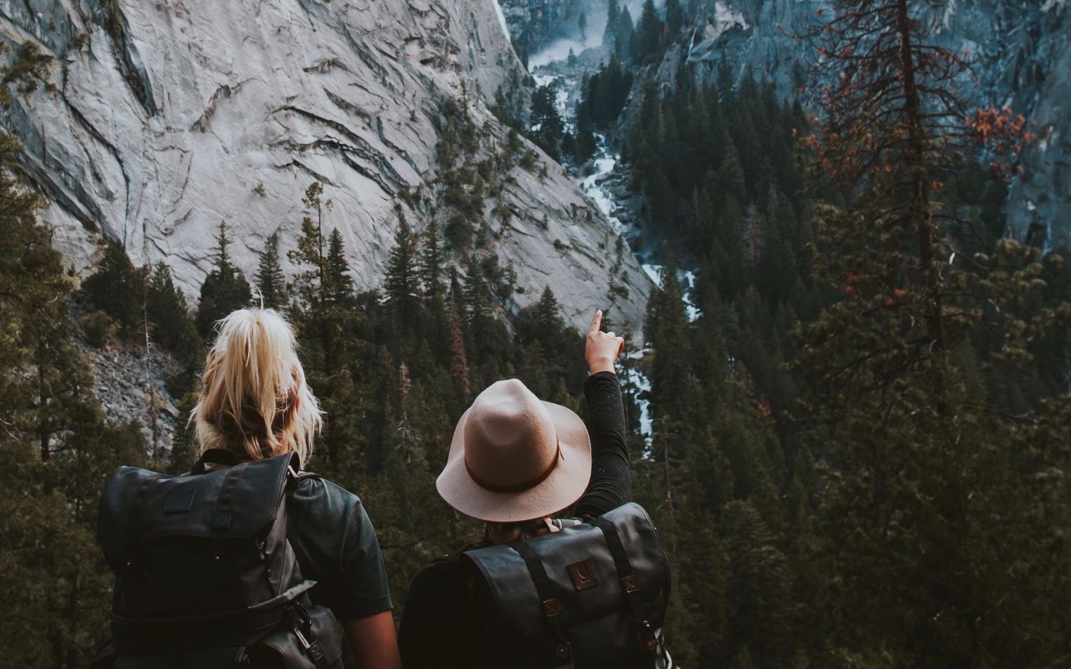 Zwei Frauen wandern in den Bergen 