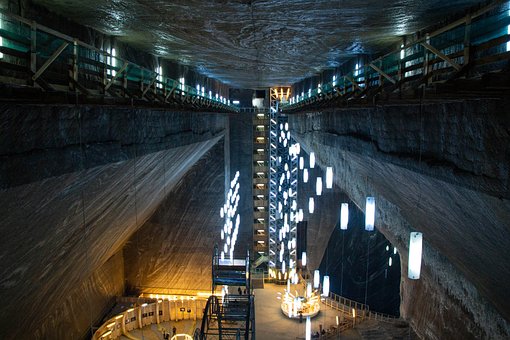 Wo kann man günstig campen? - Blick in das Salzbergwerk Turda in Rumänien.