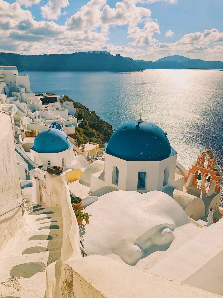 Weiße Häuser mit blauen Kuppeln in Santorini