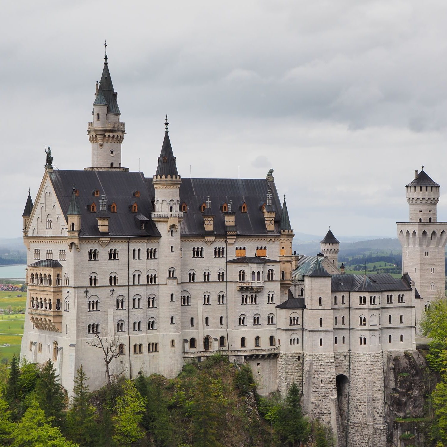 Weißes Schloss Neuschwanstein auf einem Fels