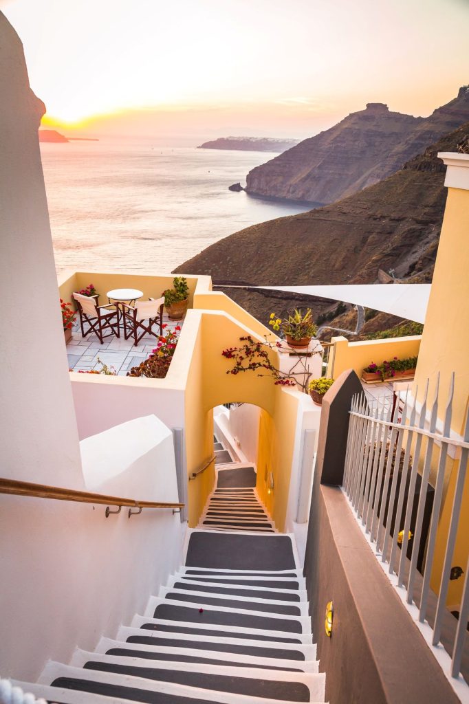 Treppe mit Blick auf das Meer und die Felsen in Santorini