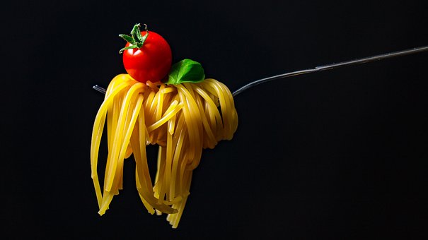 Camping Italien am Meer - Eine Gabel voll mit Spaghetti Nudeln und einer kleiner Tomaten.