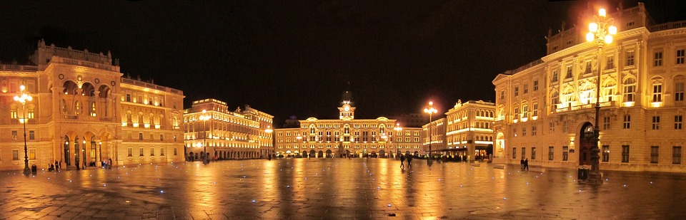 Camping Italien am Meer - Blick auf den Piazza Unità d'Italia in Triest bei Nacht.