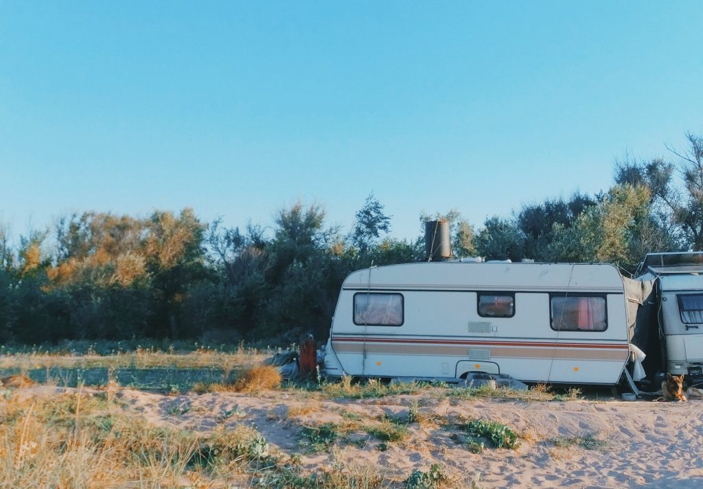 Wohnwagen im Sand