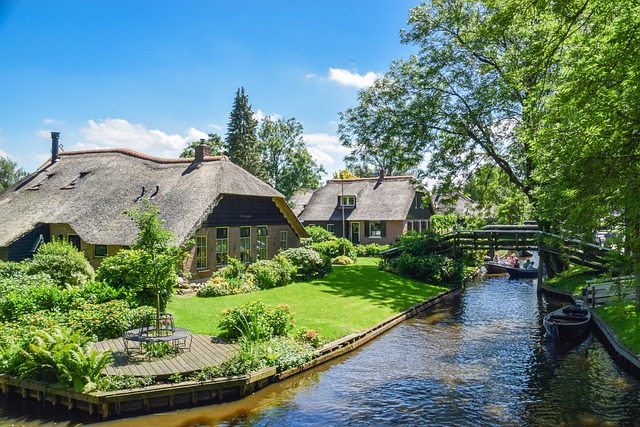 Unbekannte Reiseziele - Blick auf die Häuser und den Kanal in Giethoorn.