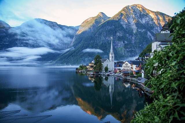 Unbekannte Reiseziele - Blick auf Hallstatt, den Hallstätter See und die Alpenlandschaft.