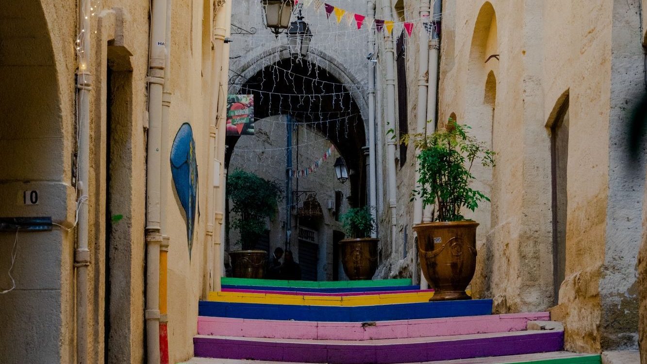 Überwintern in Südfrankreich - Bunte Stufen in einer Gasse in Montpellier