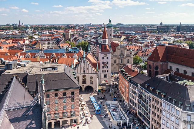 Deutschland Sommerferien - Vogelperspektive auf den Münchner Marienplatz