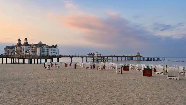 Deutschland Sommerferien - Blick auf die Seebrücke in Sellin an der Ostsee