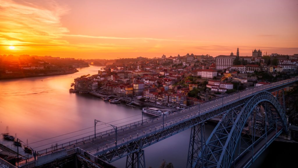 Ponte Dom Luis in Ponto, eine Brücke bei Sonnenuntergang im Hintergrund die Stadt Ponto