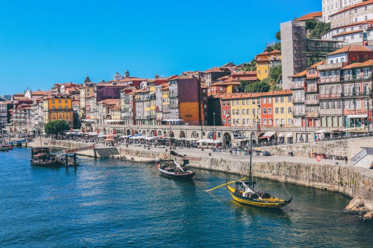 Überwintern in Portugal - Meer im Hintergrund Stadt mit bunten Häusern