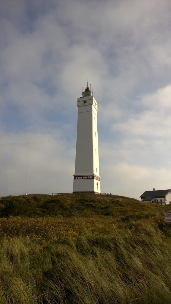 Camping Dänemark mit Hund - Blick auf den Leuchtturm in Blåvand. 