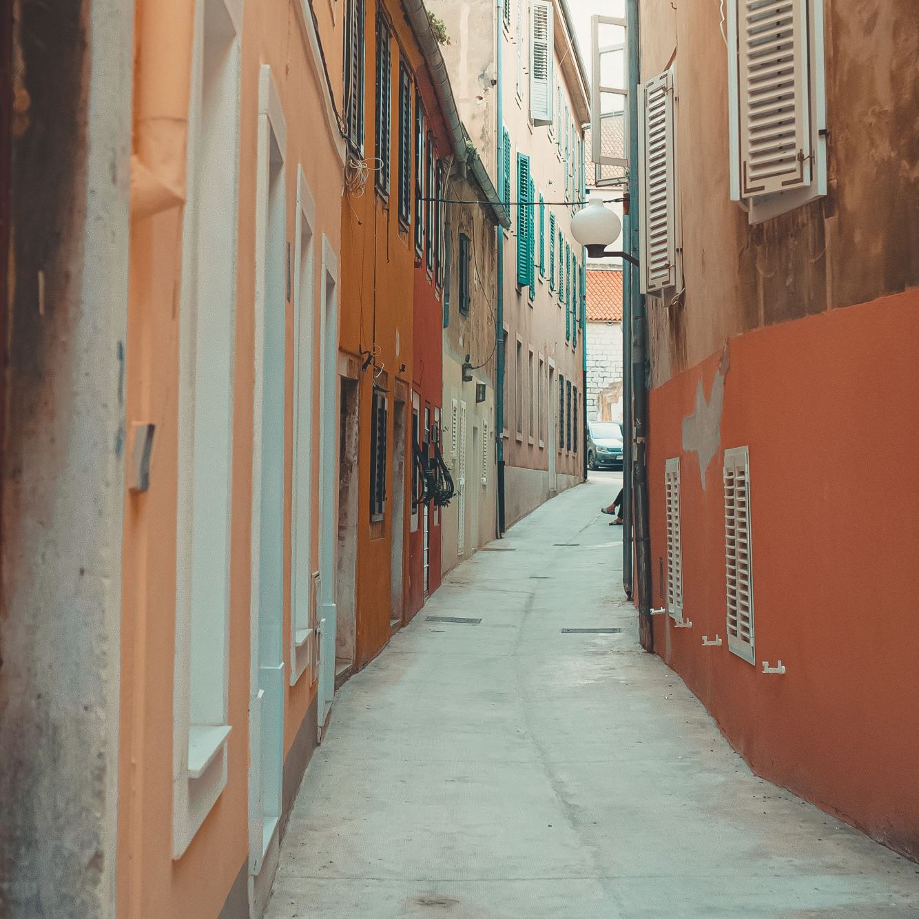 Gasse mit bunten Häusern und Fensterläden