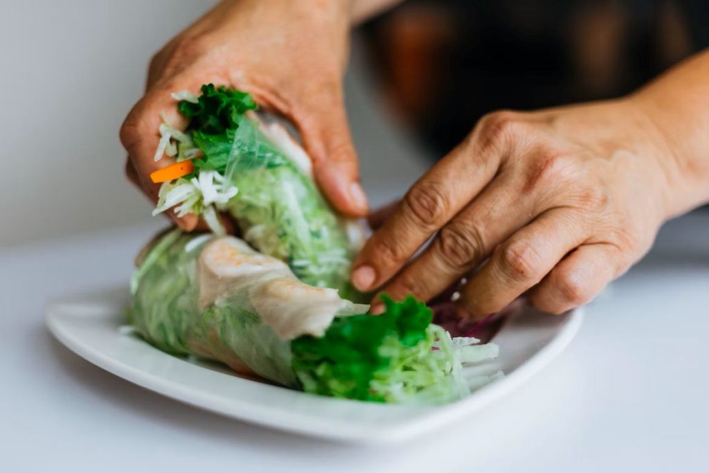 Camping-Rezepte Vegetarisch - Blick auf zwei Gemüse-Wraps, welche auf einem Teller liegen.