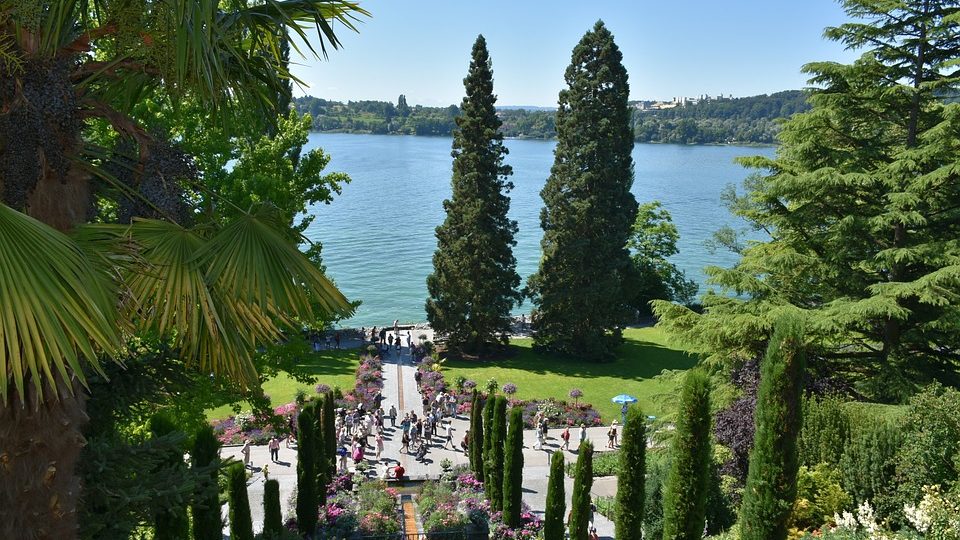 Blick auf die Parkanlage in Mainau am Bodensee.