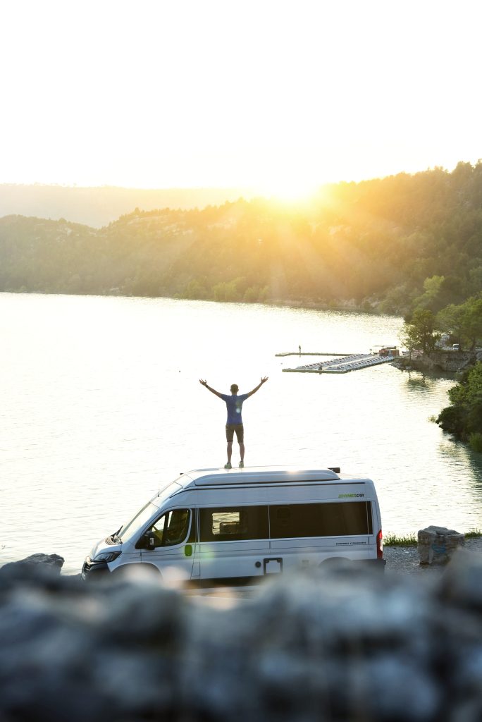 Campingurlaub in Kroatien - Mann steht auf Camper